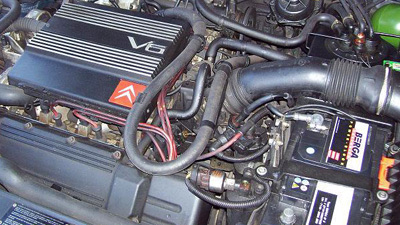 Motorruimte van een Citroën in de werkplaats